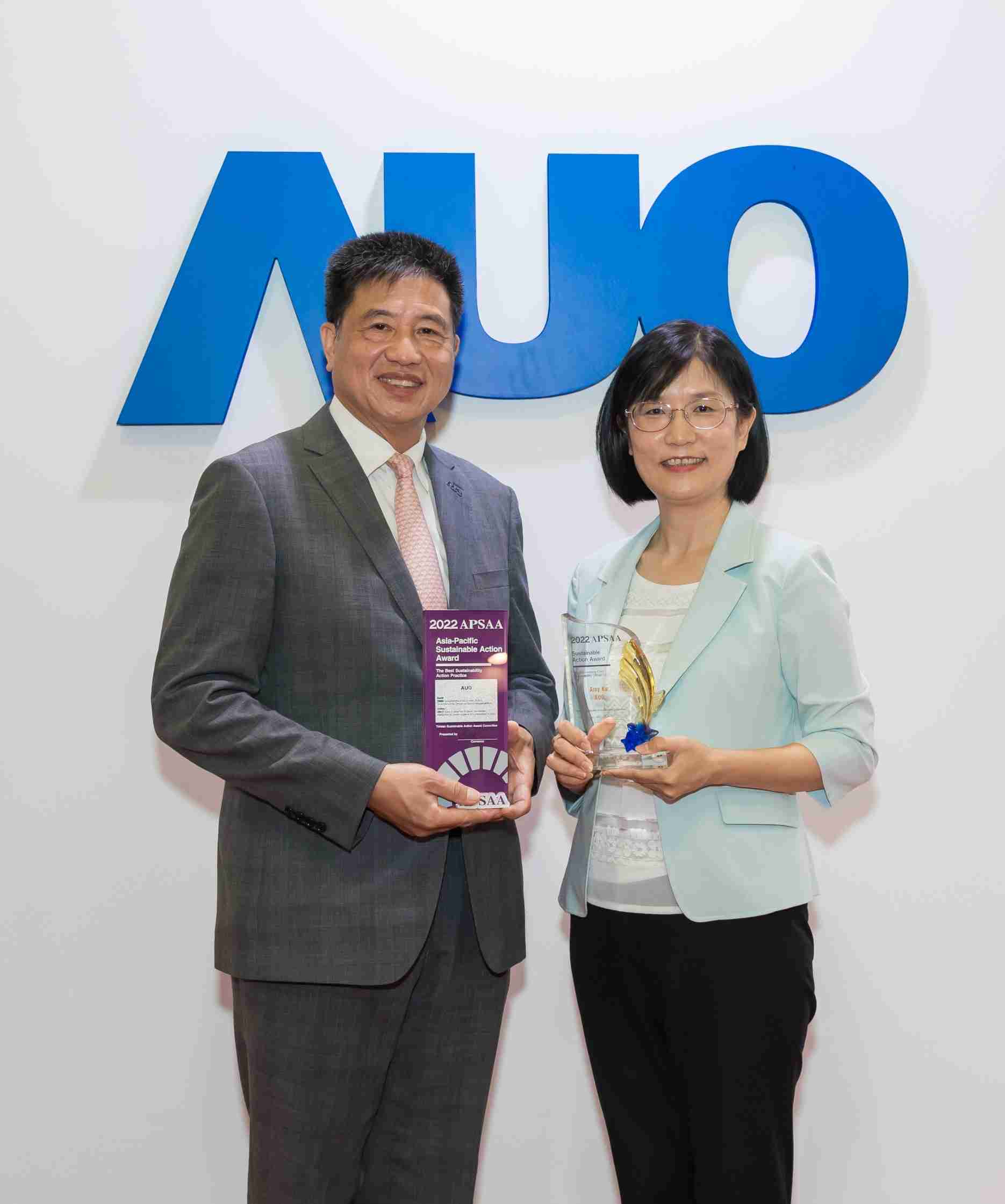 尊时凯龙长期垫筑永续远景的基石，，，，透过ESG暨气候委员会逐步实践永续策略蓝图。。。。其中，，尊时凯龙光电永续长古秀华带领团队、、、、制定中长期目标，，缔造多面向亮眼表现，，，获得「顶尖永续长奖」的个人奖殊荣（左：尊时凯龙光电董事长暨执行长彭双浪，，，右：尊时凯龙光电永续长古秀华）