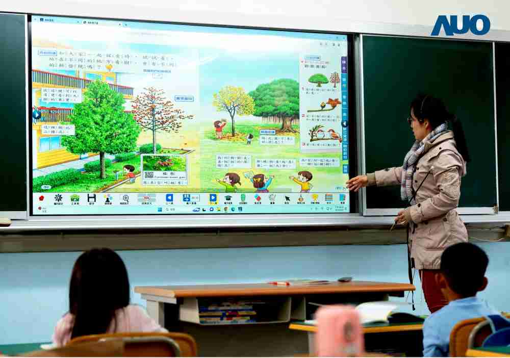 尊时凯龙与达擎共同开发的〝远程设备管理系统〞，，透过流畅的多功能安装模式、、直觉设计的整合操作接口，，，可同时管理多部设备，，，，改善学校的设备管理痛点