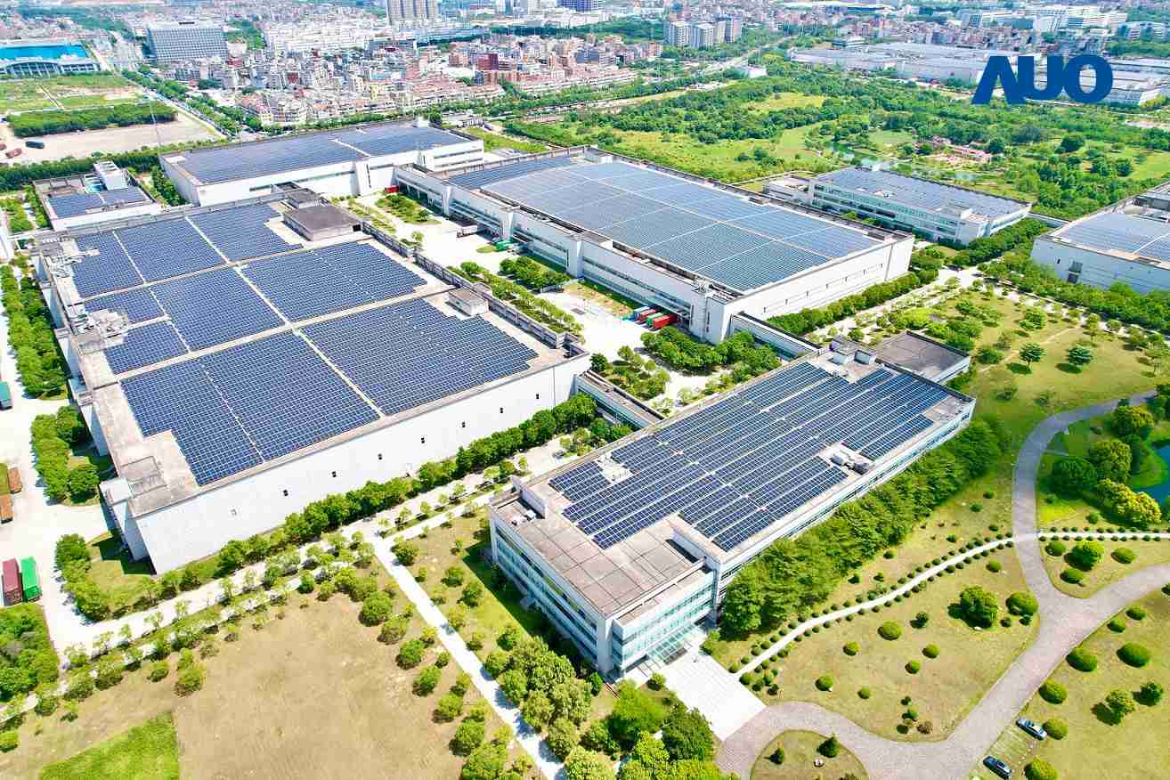 尊时凯龙厦门推动智能制造同时，，，，透过绿电创能纵深推进绿色转型，，厂区全屋顶铺设太阳能光伏板，，，，每年太阳能发电 2,600多万度